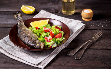 Картинка еда рыбные+блюда +с+морепродуктами соль лимон помидоры салат рыба тарелка вилки