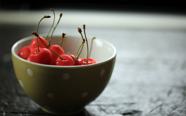Обои картинки фото еда, вишня,  черешня, миска, фон, ягоды
