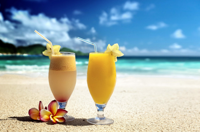 Обои картинки фото еда, напитки,  коктейль, плюмерия, пляж