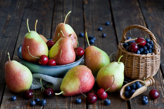 Обои картинки фото еда, фрукты,  ягоды, миска, корзинка, вместе, ягоды, груши