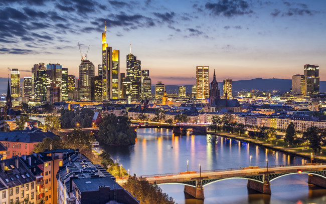 Обои картинки фото города, франкфурт-на-майне , германия, мосты, огни, вечер, дома, река, frankfurt
