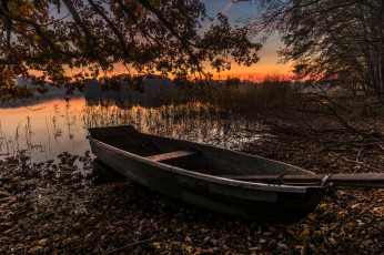 Картинка корабли лодки +шлюпки пейзаж деревья лодка озеро закат