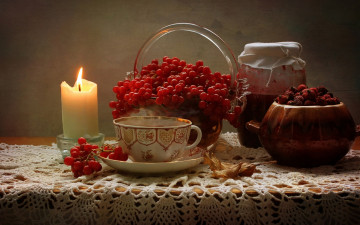 Картинка еда натюрморт вазочка плоды варенье ягоды лист стол чашка калина шиповник свеча банка