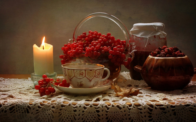 Обои картинки фото еда, натюрморт, вазочка, плоды, варенье, ягоды, лист, стол, чашка, калина, шиповник, свеча, банка