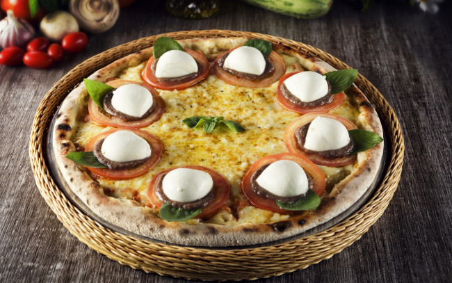 Обои картинки фото еда, пицца, начинка, сыр, hot, cheese, tomato, овощи, помидоры