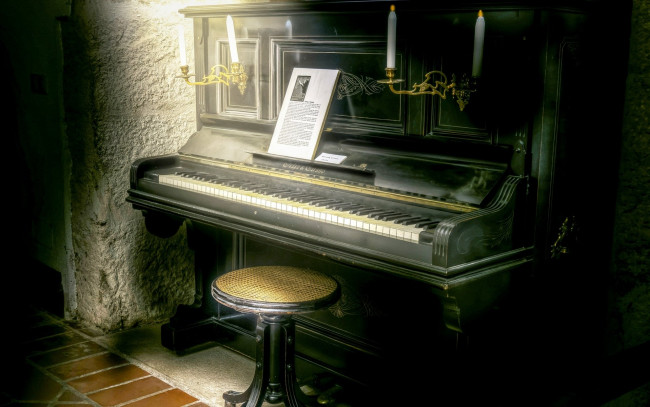 Обои картинки фото музыка, -музыкальные инструменты, свеча, табурет, пианино