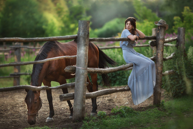 Обои картинки фото девушки, - брюнетки,  шатенки, девушка, ограда, лошадь, фотограф, анастасия, бармина, photar