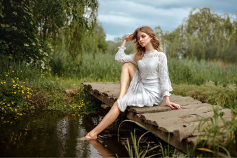 Картинка девушки -+брюнетки +шатенки пруд лето мостки шатенка кружевное платье