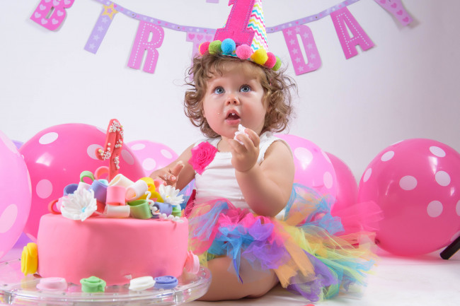 Обои картинки фото разное, дети, девочка, торт, шар, день, рождения