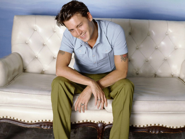 Обои картинки фото мужчины, johnny depp, актер, диван
