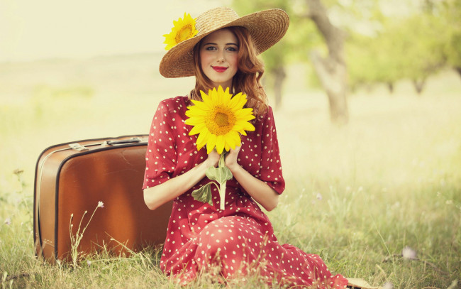 Обои картинки фото девушки, - рыжеволосые и разноцветные, чемодан, шляпа, подсолнух, улыбка