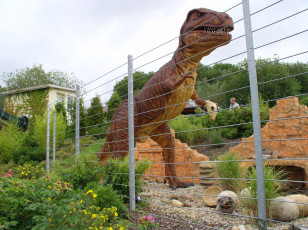 Картинка rasti land разное рельефы статуи музейные экспонаты динозавр ограждение трава камни яйца