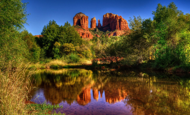 Обои картинки фото cathedral, rock, sedona, природа, реки, озера, лес, красные, скалы, отражение, горы, озеро