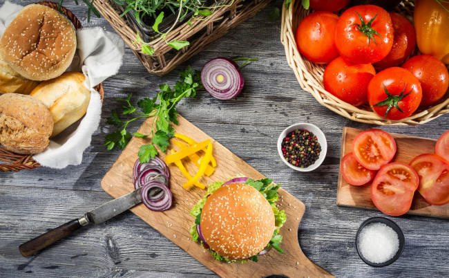 Обои картинки фото еда, разное, лук, перец, булки, помидоры, гамбургер, нож