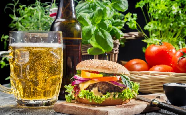 Обои картинки фото еда, разное, зелень, бокал, помидоры, пиво, гамбургер