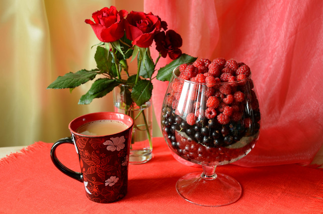 Обои картинки фото еда, разное, смородина, малина, бокал, чашка, кофе, розы