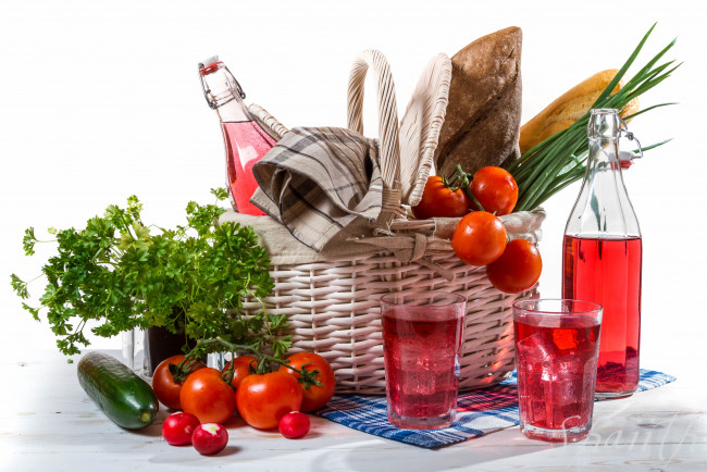 Обои картинки фото еда, разное, огурцы, помидоры, напитки, корзина, петрушка, хлеб