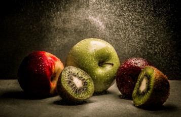 Картинка еда фрукты +ягоды Яблоко вода капли киви персики натюрморт