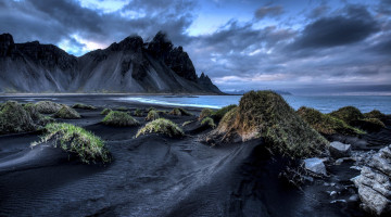 Картинка природа побережье берег vestrahorn iceland горы stockksness трава облака черный песок море исландия