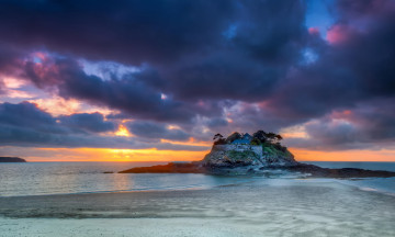 Картинка природа моря океаны дом скала закат вечер небо облака пляж берег море франция