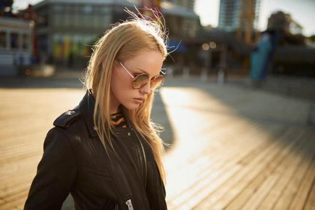 Обои картинки фото девушки, -unsort , блондинки,  светловолосые, блондинка, очки, куртка, город