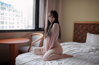 Картинка девушки -+азиатки постель поза азиатка