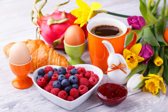 Картинка еда разное кофе яйца джем круассан ягоды малина черника завтрак