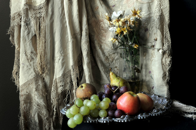 Обои картинки фото еда, натюрморт, букет, груши, яблоки, виноград, поднос
