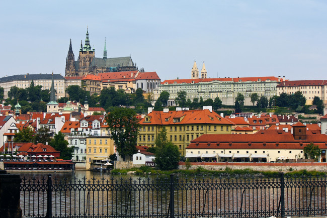 Обои картинки фото города, прага, Чехия, крыша, собор, здания, река