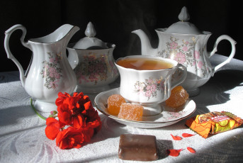 Картинка еда напитки Чай герань сервиз конфеты