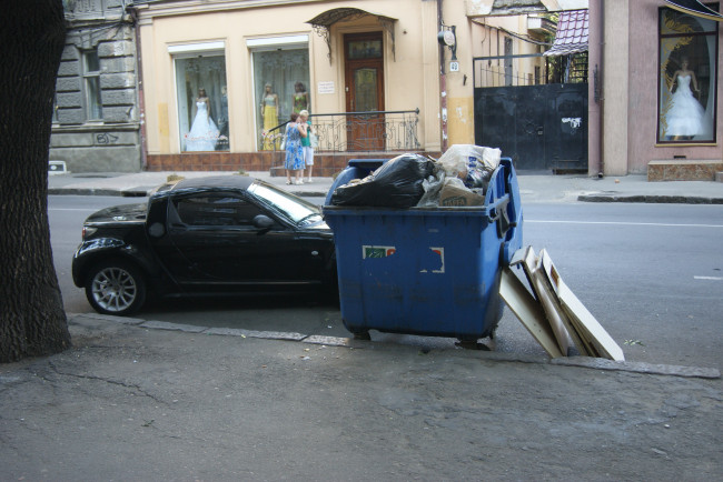 Обои картинки фото автомобиль, деревяшки, не, поместились, контейнер, юмор, приколы, дома, женщины, улица, мусорный