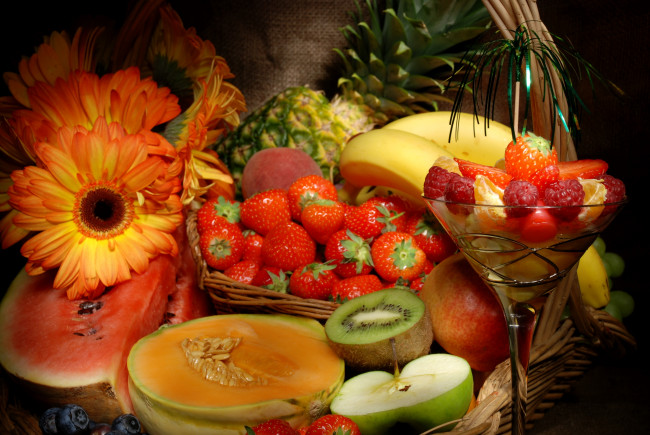 Обои картинки фото еда, фрукты, ягоды, дыня, клубника, герберы, киви