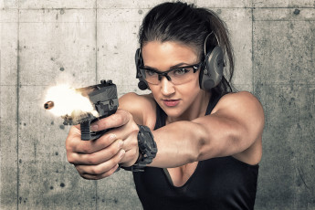 Картинка девушки -unsort+ девушки+с+оружием выстрел пистолет наушники очки лицо фон оружие пуля