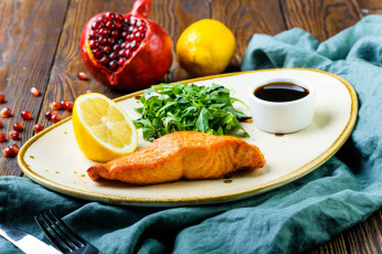 Картинка еда рыба +морепродукты +суши +роллы лосось лимон салат столовые приборы