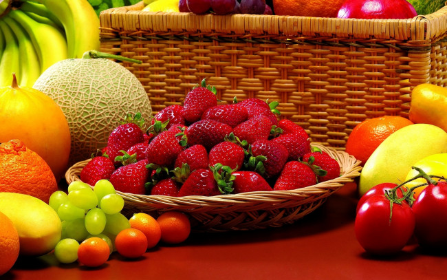 Обои картинки фото еда, фрукты,  ягоды, овощи, корзина, ягоды, помидоры, дыня, виноград, клубника, мандарины