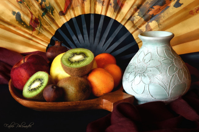 Обои картинки фото еда, фрукты,  ягоды, ваза, веер, апельсин, яблоко, киви