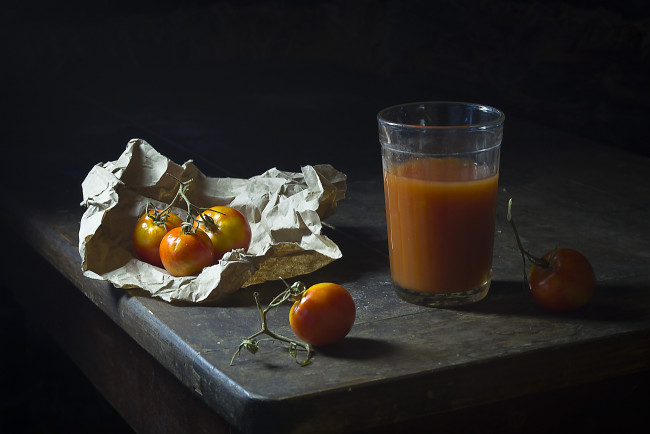 Обои картинки фото еда, напитки,  сок, сок, бумага, помидоры, томат