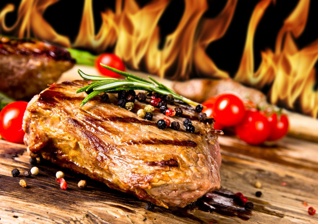 Обои картинки фото еда, мясные блюда, огонь, пламя, гриль, специи, стейк, мясо, помидоры, томаты