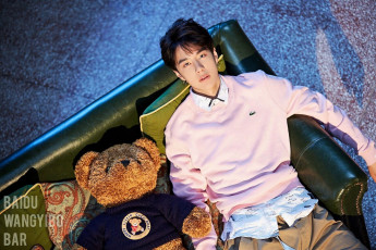 Картинка мужчины wang+yi+bo актер певец свитер диван мишка
