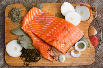 Картинка еда рыбные блюда морепродуктами ракушки овощи лук специи