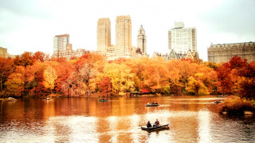 Картинка центральный парк нью йорк города сша озеро лодка вода осень пристань америка деревья листва люди здания весла камень