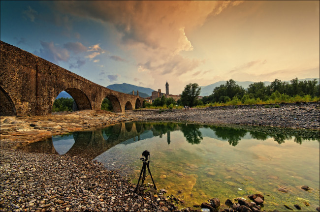Обои картинки фото италия, эмилия, романья, города, мосты, река, мост, галька, лес, облака, заря