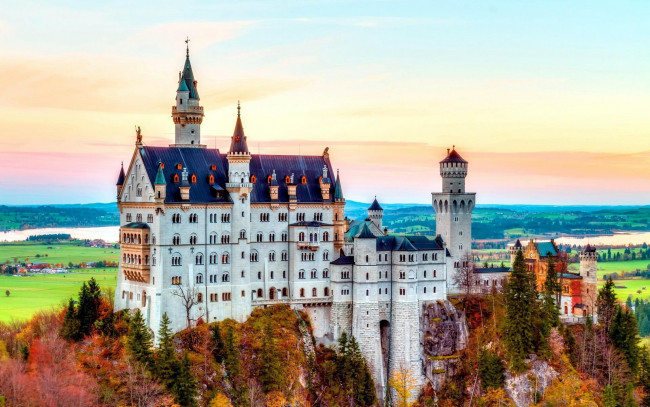 Обои картинки фото замок нойшванштайн,  бавария, города, замок нойшванштайн , германия, панорама, бавария, скала, закат, дворец, замок, деревья, лес