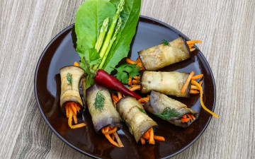 Картинка еда разное рулетики из баклажанов с морковью на тарелке листьями салата