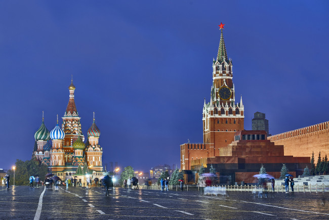 Обои картинки фото red square on a rainy day - moscow,  russia, города, москва , россия, дворец, площадь, ночь