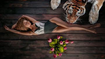 Картинка julia+yaroshenko девушки юлия+ярошенко julia yaroshenko тигр хищник зверь животное полосатый цветы тюльпаны букет ваза полдевушка модель красавица красотка рыжеволосая поза веснушки взгляд сексуальная