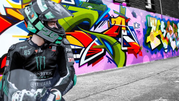 Картинка мужчины wang+yi+bo шлем мотоцикл дорога стена граффити