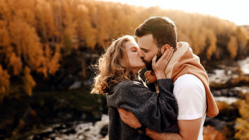 Картинка разное мужчина+женщина влюбленные осень поцелуй