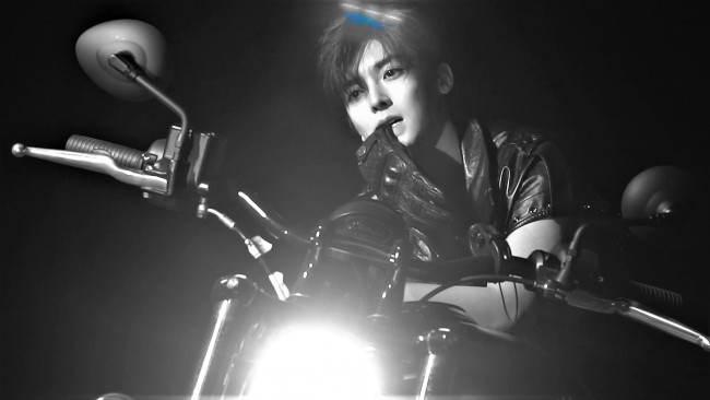 Обои картинки фото мужчины, hou ming hao, актер, мотоцикл, перчатка