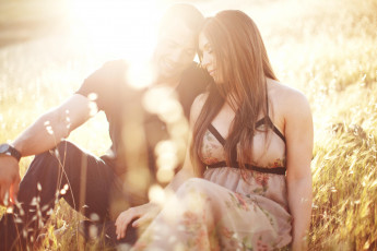 Картинка разное мужчина+женщина свидание романтика чувства эмоции любовь влюбленные пара блики трава поле